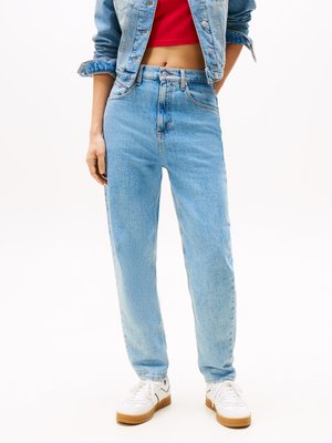 Lichtblauwe denim jeans met een straight-leg pasvorm, hoge taille en subtiele vervaging; gecombineerd met witte sneakers en een rode crop top.
