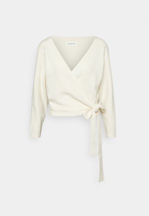 Witte, wikkelstijl trui van zacht, textuurstof. Heeft een diepe V-hals en lange mouwen met een strikdetail op de taille.