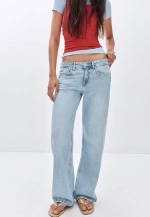 Lichtblauwe wijde jeans van denim, met een hoge taille, vijf zakken en een subtiele vervaagde textuur. Draagt met een aansluitend top.