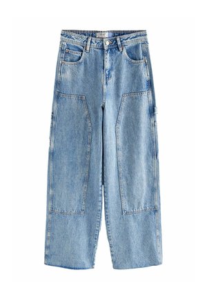 Lichtblauwe denim cargo pants met een wijdvallende pasvorm, voorzien van twee grote zakken aan de voorkant en een knoopsluiting in de taille.