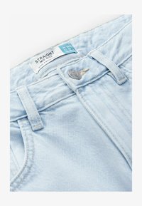 Lichtblauwe spijkerbroek van denim met een gemiddelde taillehoogte, voorzien van een rechte snit, een metalen knoopsluiting en een geweven merketiket.