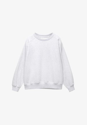 Lichtgrijze crewneck sweatshirt met lange mouwen en geribde manchetten en onderkant, plat weergegeven op een witte achtergrond.