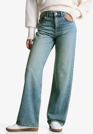Lichtblauwe hoge taille ruime jeans gemaakt van denim. Heeft een sluiting met een knop aan de voorkant en zakken, met een ontspannen pasvorm en lichte vervaging.